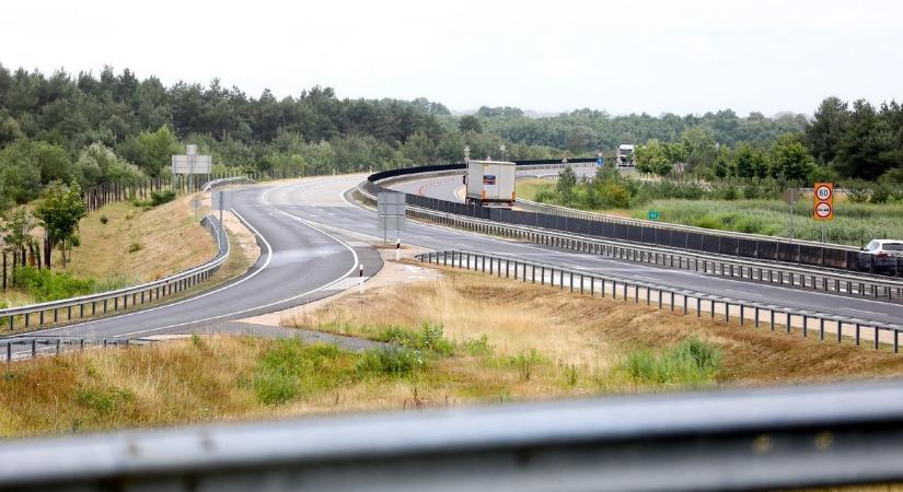 Még hetekig tart a káosz az M86-oson, most a mentősök is nehéz helyzetbe kerültek