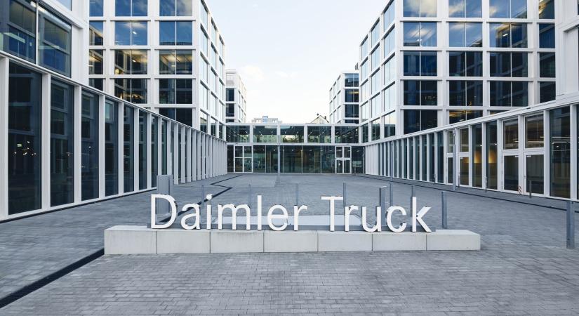 Drasztikus lépést jelentett be a Daimler Truck – Ötezer munkahelyet szüntet meg Németországban