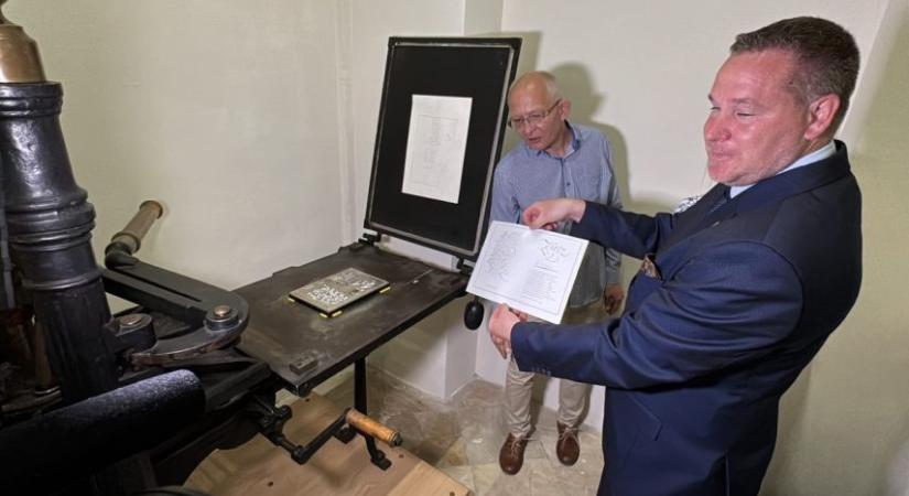 Egy 157 éves, máig működő nyomdagép került különleges helyszínre