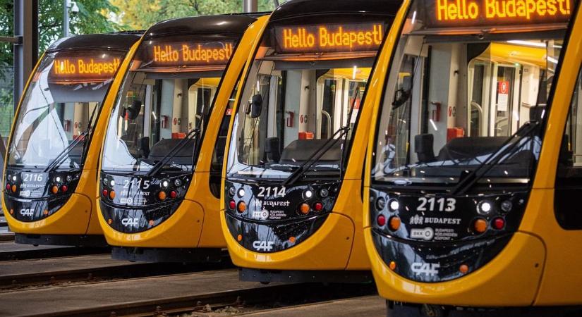 Folyamatosan érkeznek az új villamosok Budapestre, de nem férnek el és a tárolásuk is komoly nehézségeket okoz