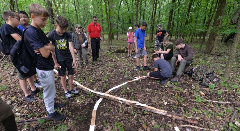 Döbbenetes látvány fogadta a gyerekeket az erdőben – galériával, videóval