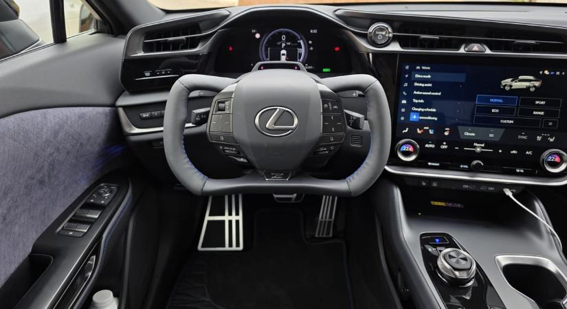 Újra fel kellett találni a kormányt? Vezettük a Lexus űrkormányos, kamu váltós új villanyautóját