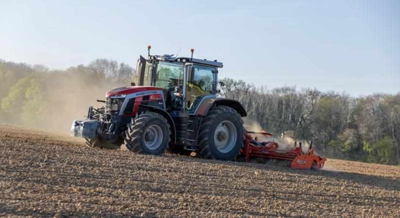 A Massey Ferguson bemutatja az MF 8S Xtra szériát, kényelmi és hatékonyságbeli fejlesztésekkel