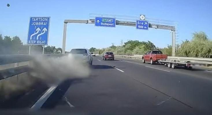 Bevágódott a belső sávba a Lexus az M7-esen, majd átsodródva a zajvédőfalnak csapódott – videó
