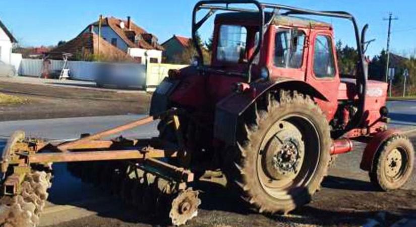 Tragédia Nyírtelken: látássérültként vezette a traktort, halálra gázolta a feleségét