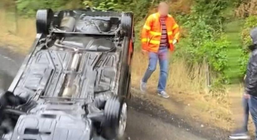 Fejtetőn állt meg a kocsi a mecseki szerpentinen – VIDEÓ