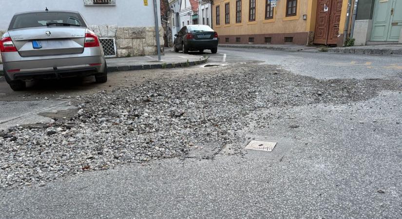 Elképesztő állapotok a belvárosban  súlyos károkat szenvedhetnek az autósok