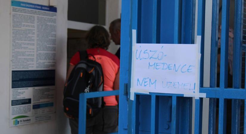Szeretnék végre megtalálni a kivitelezőt az úszómedence felújítására