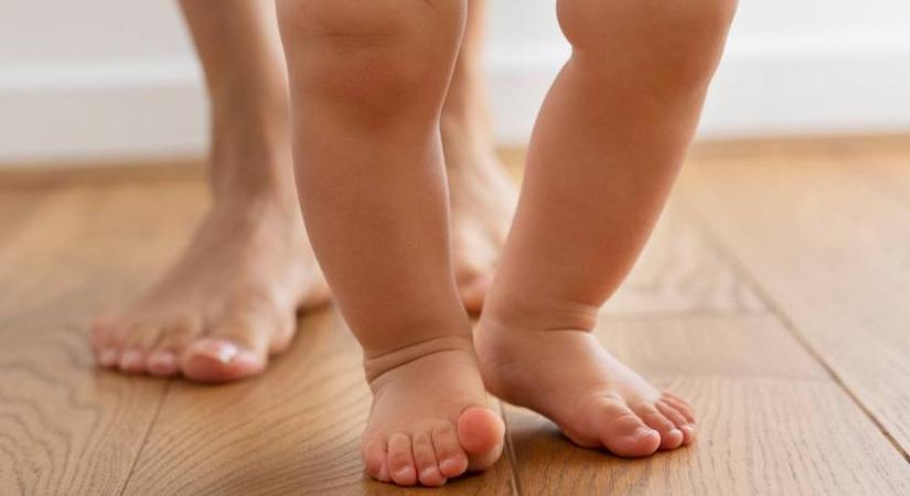 Tilos ezt csinálni a babával, hiába szereti: komoly fejlődési problémákhoz vezet