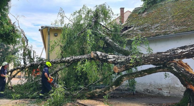A vihar miatt életveszélyessé vált egy pécsi társasház
