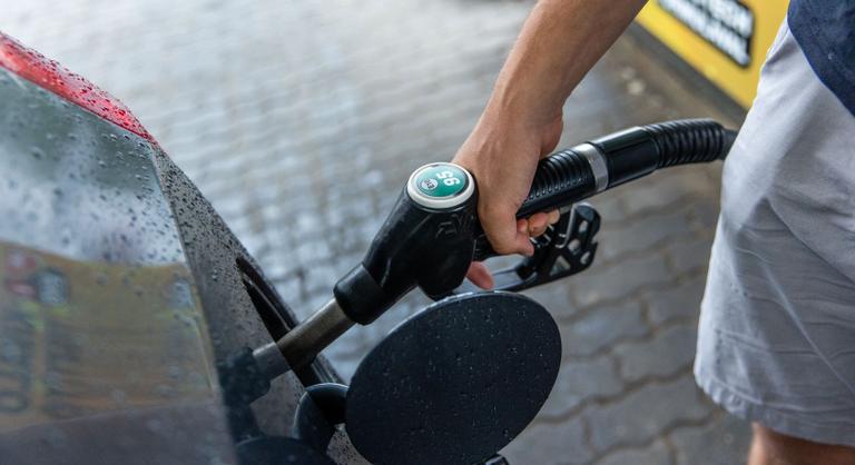 Mérföldkövet ért el az olaj ára, ennek hatását Magyarországon is érezni fogjuk
