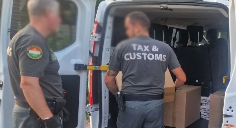 Fekete takaró mögé bújt a nagy titok, csempészcigarettával csípték nyakon az M1-esen - fotók
