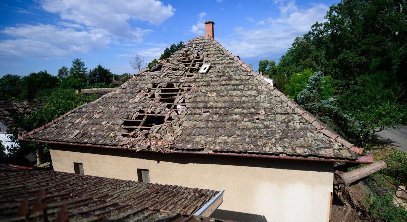 Még szerdán is dolgoznak a tűzoltók a viharkárok felszámolásán