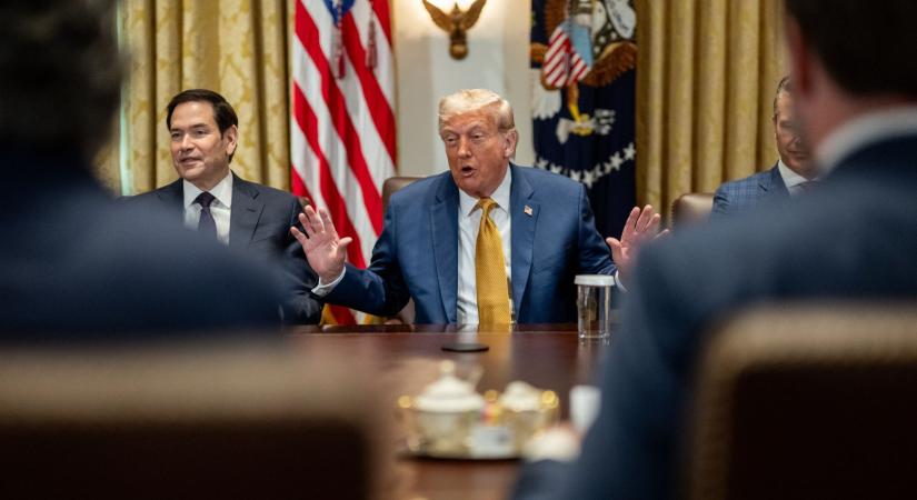 Trump azt állítja, Moszkva lebombázásával fenyegette annak idején Putyint