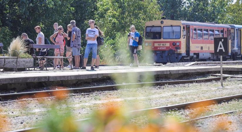 Pécsiek is háborognak a menetrend miatt: Nyaralójuk van a Balatonnál, de nem jutnak el oda