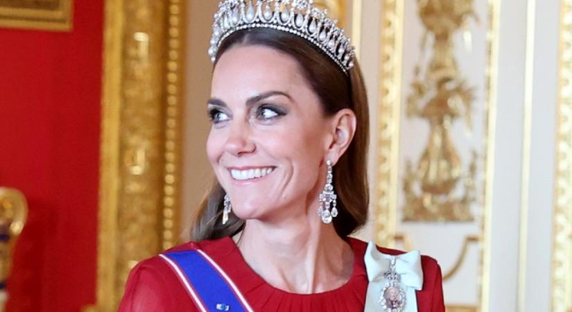 Nem térünk magunkhoz Katalin piros ruhája láttán: ilyen gyönyörű darabot már rég viselt a hercegné, lélegzetelállító volt benne