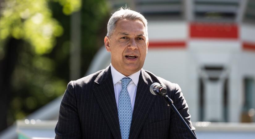 Vihar: Lázár János bocsánatot kért, de nem sok jót ígér a vonatozóknak a továbbiakban sem