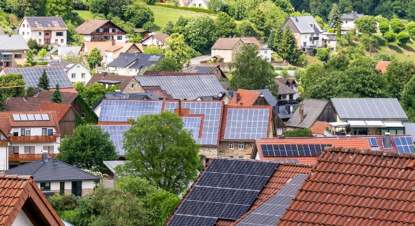 Napelem van a tetőmön, kell-e féltenem a vihartól és a tűzijátéktól? Itt a válasz a kérdésre!
