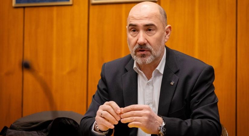 A Magyar Fejlesztésösztönző Irodában kapott munkát Illés Károly