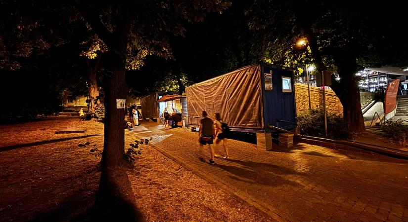Fesztivál WC-k Pécsett: egy 6 éves kisfiú esete változtathat a helyzeten, miután rájött a szapora!