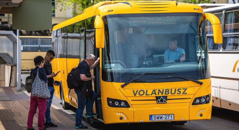 Buszon sodorták a füves cigit – a rendőrök már várták őket az állomáson