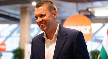 Menczer Tamás szerint Manfred Weber irányítja Magyar Pétert, és megköveteli, hogy Ukrajna mellett álljon