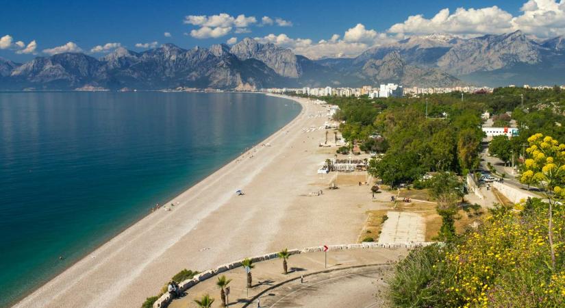 Elsüllyedt hajó rakományára bukkantak Antalya partjainál