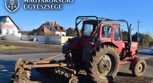 Felfüggesztett fogházat kér az ügyészség az alig látó férfira, aki traktorral gázolta halálra a feleségét