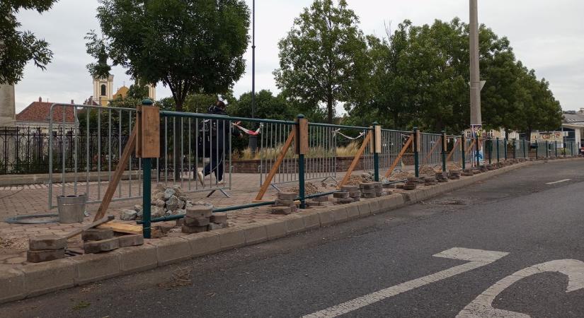 Felújítás az Alba Plaza előtt: új korlátok a forgalmas útszakasz mellett! (Videó)