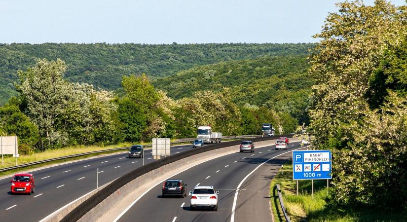 Több marad az autósok zsebében - szeptembertől nem kell kényelmi díjat fizetni az online autópályamatrica-vásárláskor