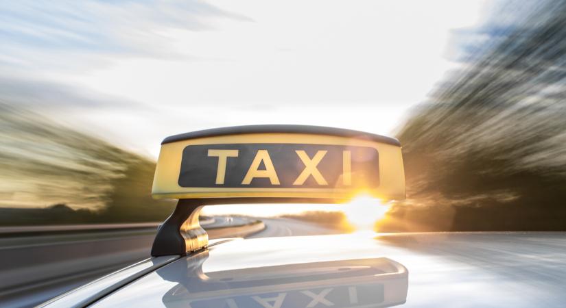 Elájult a taxiban a nő, a légzése is leállt – mutatjuk, hogyan kezelte a helyzetet a sofőr