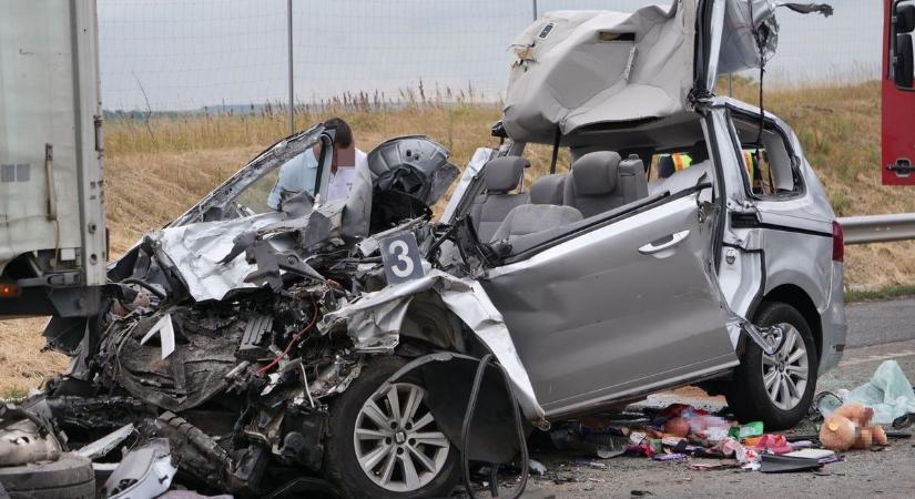 Megrázó felvételek kerültek elő az M1-esen történt horrorbalesetről, amelyben négyen vesztették életüket - videó