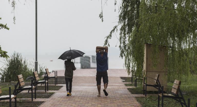 Megtiltották a fürdést a Balatonban, a vihar miatt életveszélyes lehet a tó