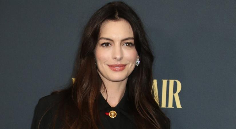 Anne Hathaway 42 évesen is bombázó: melltartó nélkül villantotta meg formás kebleit a gyönyörű színésznő – fotók