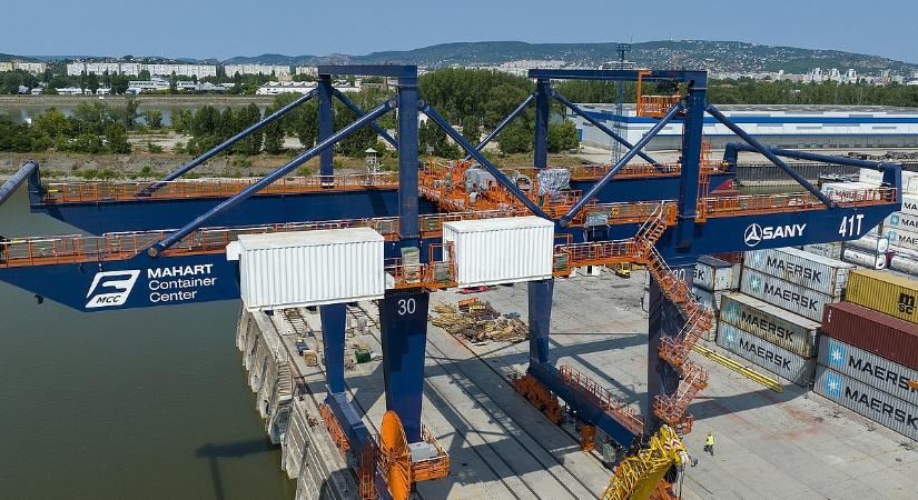 Csepel is felkerül a világtérképre: egy gigantikus szerkezet érkezett a kikötőbe