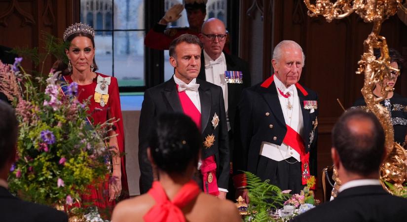 Macron angliai látogatása hamar emlékezetessé vált: kínos repteres jelenet, csomagkáosz és kacsintás Katalin hercegnével