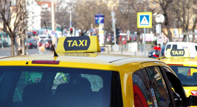 Rosszul lett a taxiban egy idős nő, a sofőr és a rendőrök mentették meg