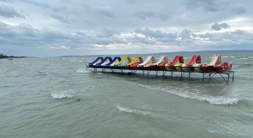Vihar: tilos a Balatonban fürdeni, teljesen ki is ürült a magyar tenger – fotók, videó Siófokról