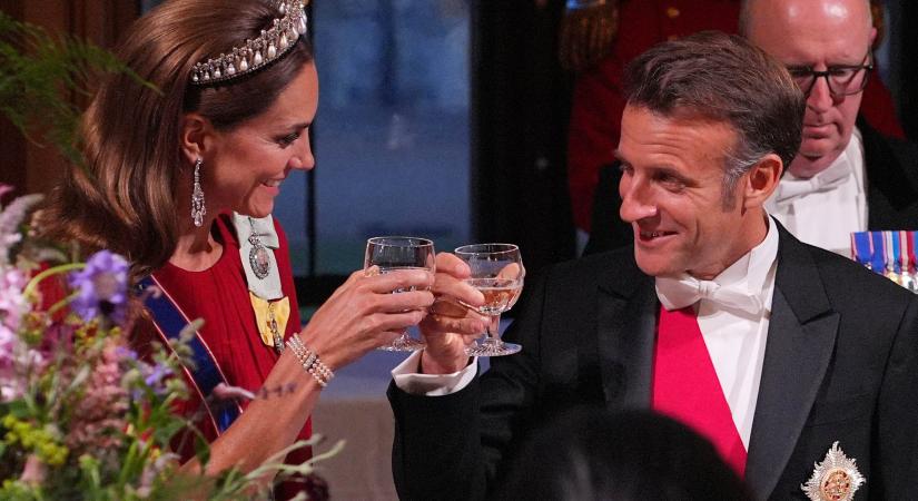 Te is belepirulsz! Emmanuel Macron szégyentelenül flörtölt Katalin hercegnével, ráadásul a felesége orra előtt