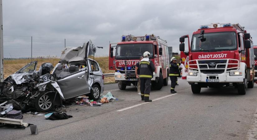 Egy gyermek és három felnőtt vesztette életét az autópályán, kiderült, mi vezetett a tragédiához – videóval