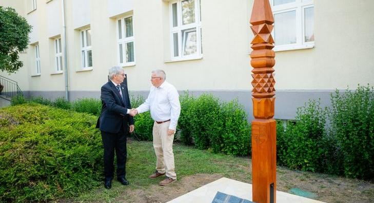 Kopjafát avattak a Szent István Sportiskolában 