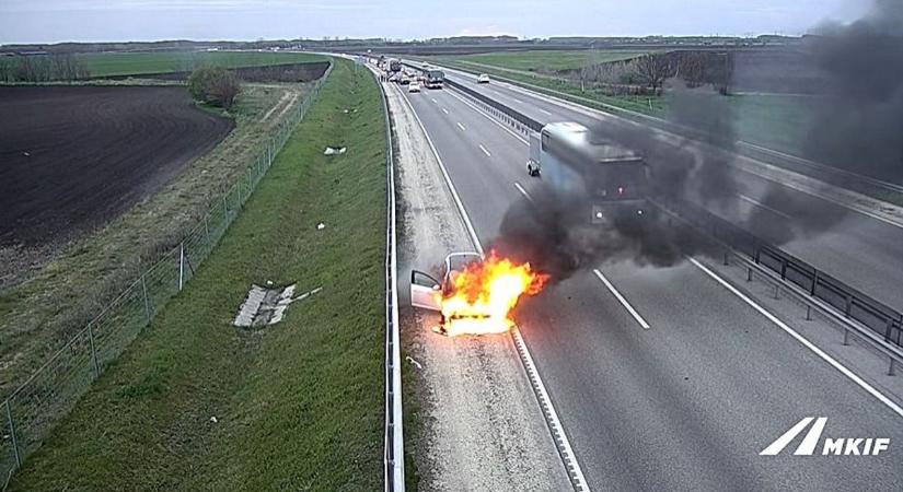 Videó: így borult lángokba az autóúton egy személyautó - rengetegen mentek el mellette