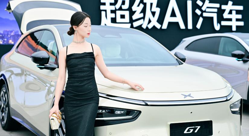 Okosvezetéssel és baráti árral indul a Tesla ellen az Xpeng új villanyautója