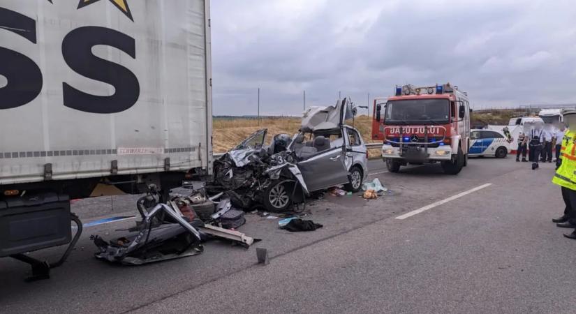 Egy 4 éves kislány is életét vesztette az autópályán, sokkolóak a tragédia friss részletei – videóval