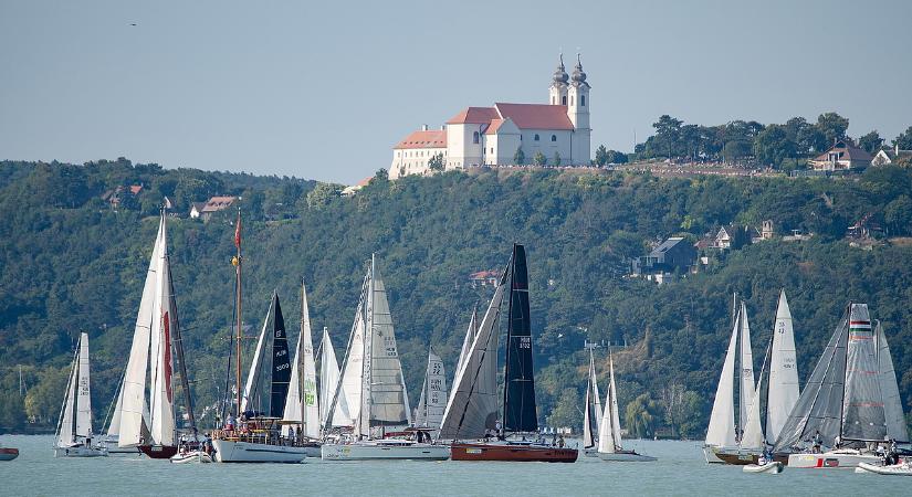 Tilos a Balatonban fürdeni, döntöttek a Kékszalag sorsáról is