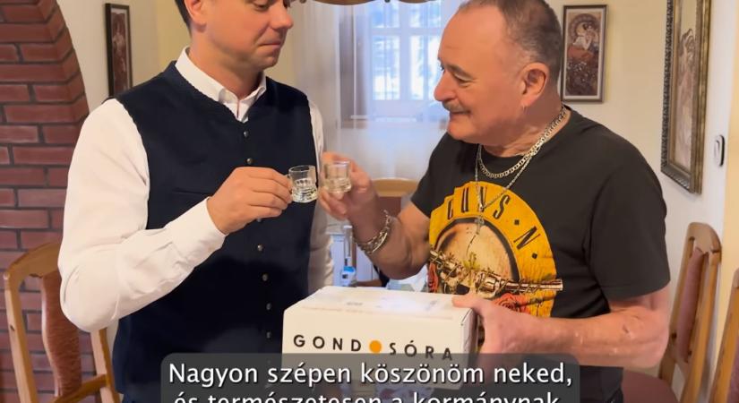 Kormányt dicsérő hírlevélre akarják feliratkoztatni a Gondosóra felhasználóit