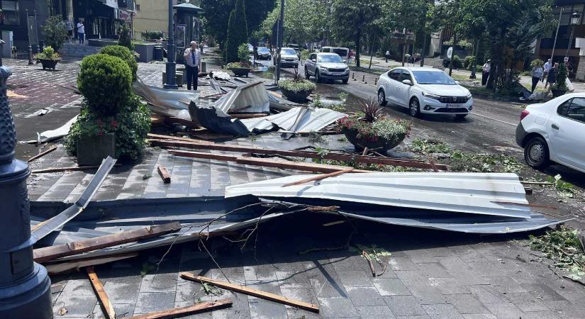 Hatalmas vihar pusztított Sinaián, még a híres vasútállomás tetejét is leszakította