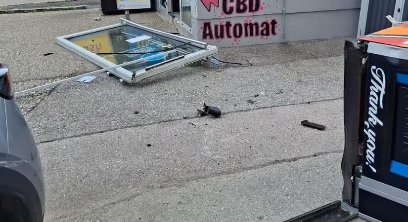 Autóval tarolta le a trafikot a nyugdíjas, aztán lazán kért egy lottószelvényt