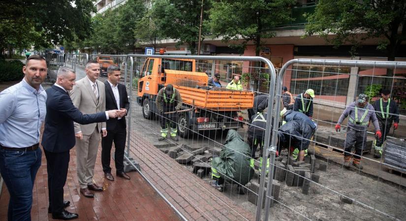 Térkő helyett aszfalt: elkezdték a belvárosi rekonstrukció első ütemét (galéria, videó)