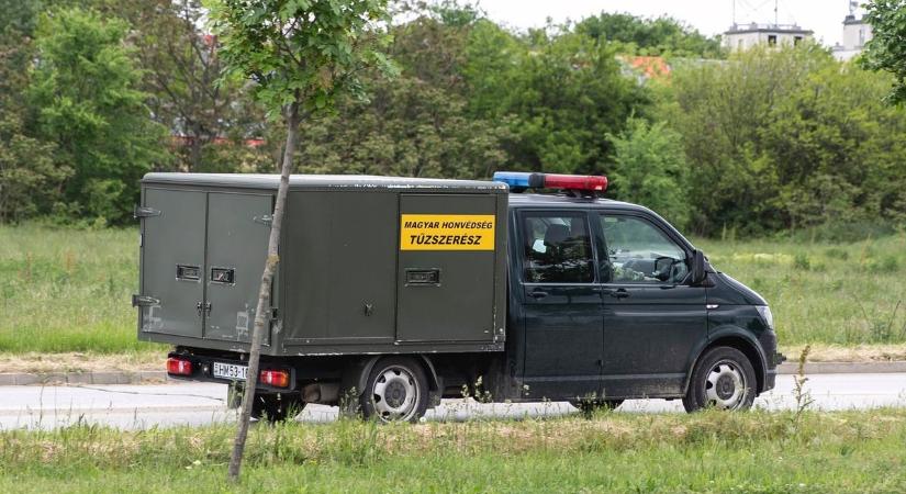 Több száz robbanóeszköz került elő egy debreceni utcában – fotókkal